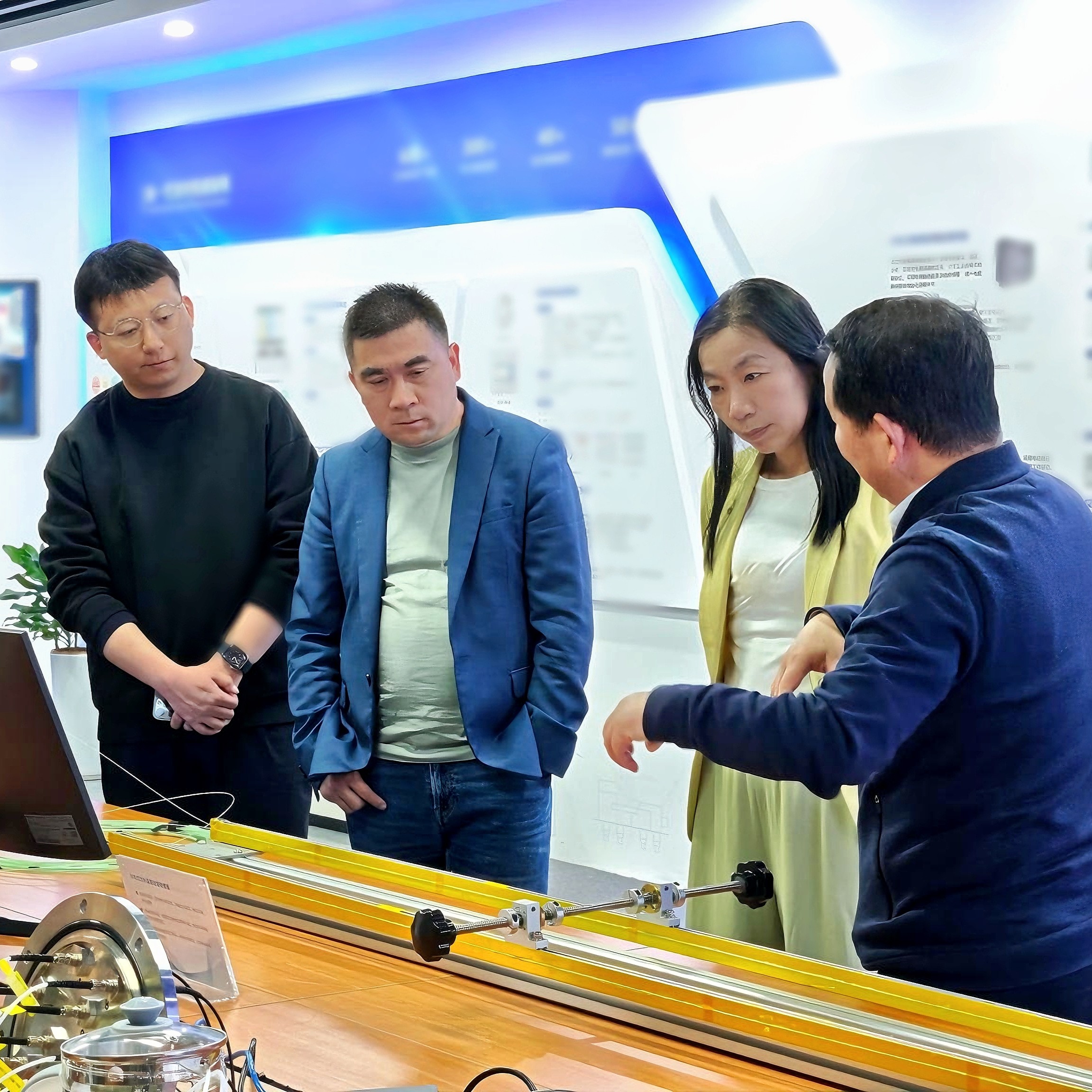 新華社上海、江蘇、安徽等地記者團赴光格科技調研人工智能發(fā)展現狀與未來(lái)趨勢